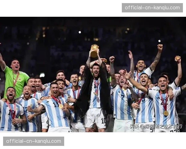 特写：替补席上的迪巴拉，目睹球队被绝杀后神情落寞