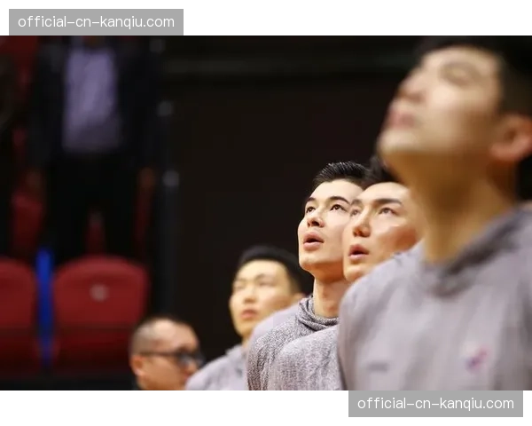 特写：终场哨响，浙江队吴前与新疆队阿不都沙拉木紧紧拥抱