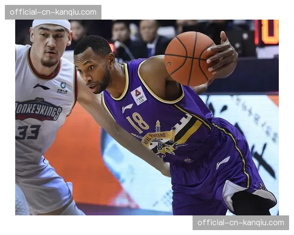 【2026年4月CBA联赛·赛中·聚焦镜头回放：弗格高难度后仰压哨命中，辽宁队领先结束第三节